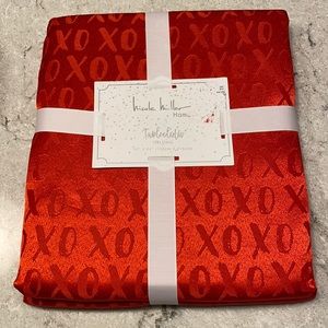 Nicole Miller Valentine xoxo tablecloth oblong